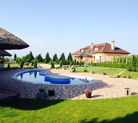 Maetok Country Club Hotell Petrovo Exteriör bild